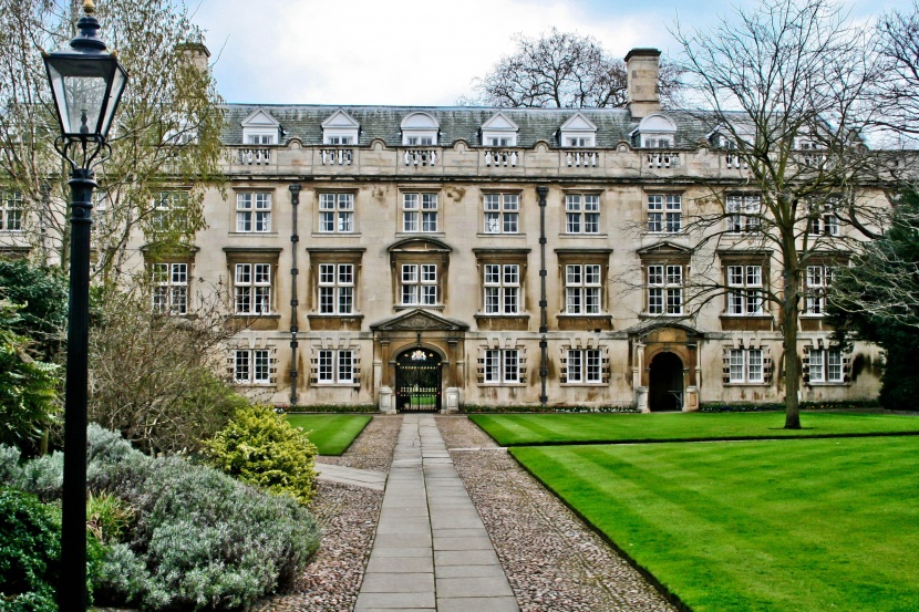 漂亮的历史悠久的英国剑桥大学建筑风景图片大